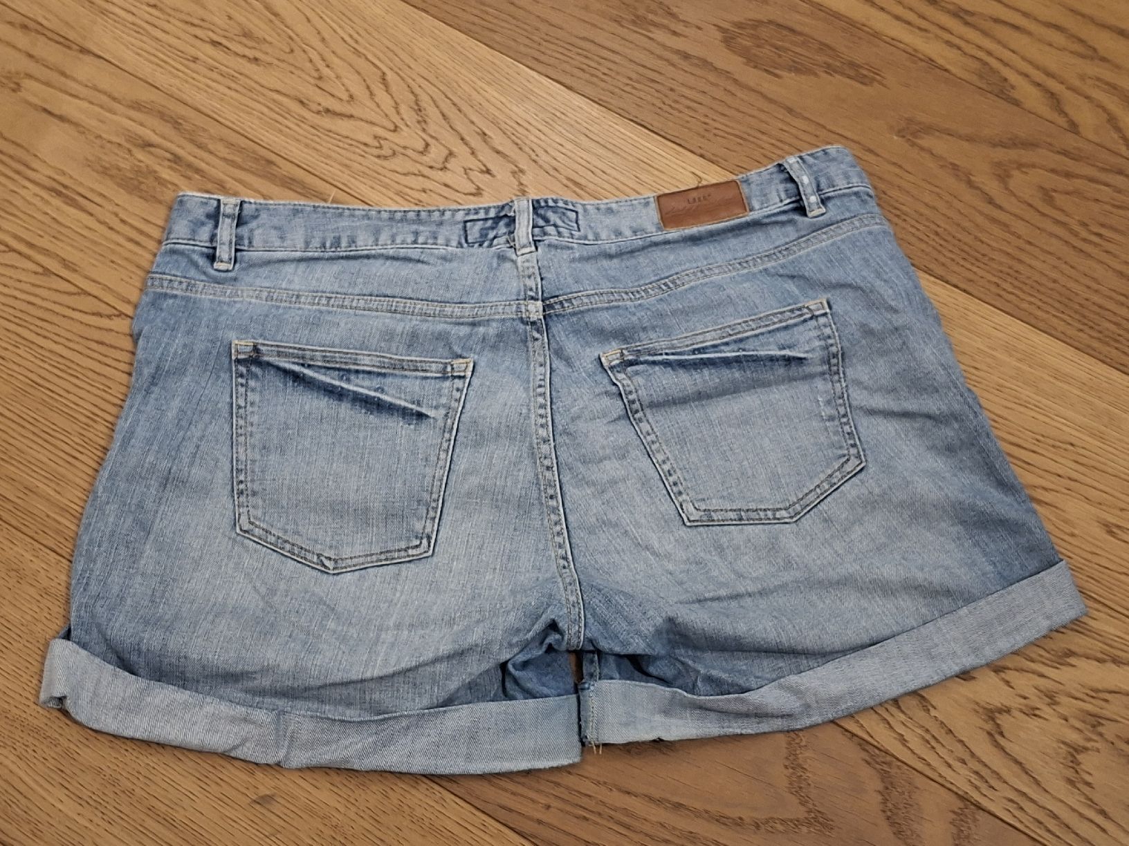 H&M Pantaloni: Jeansshorts von H&M – Usato da Oberengstringen venduto da Kimchimon 1