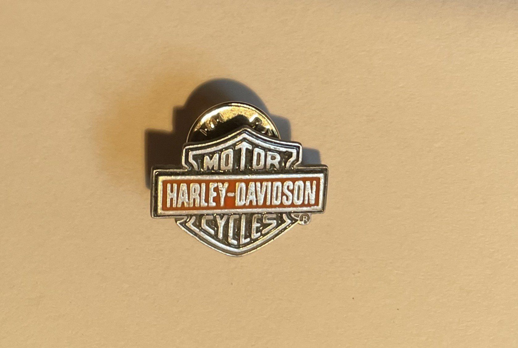 Harley-Davidson Plaquettes & Badges: Harley Davidson - pins métal bicolor – Neuf avec emballage d'origine à APPLES par az02