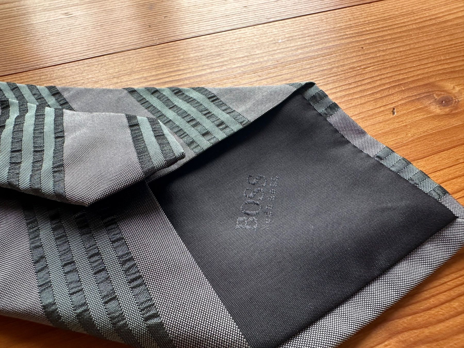 Hugo Boss Cravatte: HUGO BOSS Krawatte reine Seide – Nuovo (secondo la descrizione) da Gersau venduto da Sidharta7
