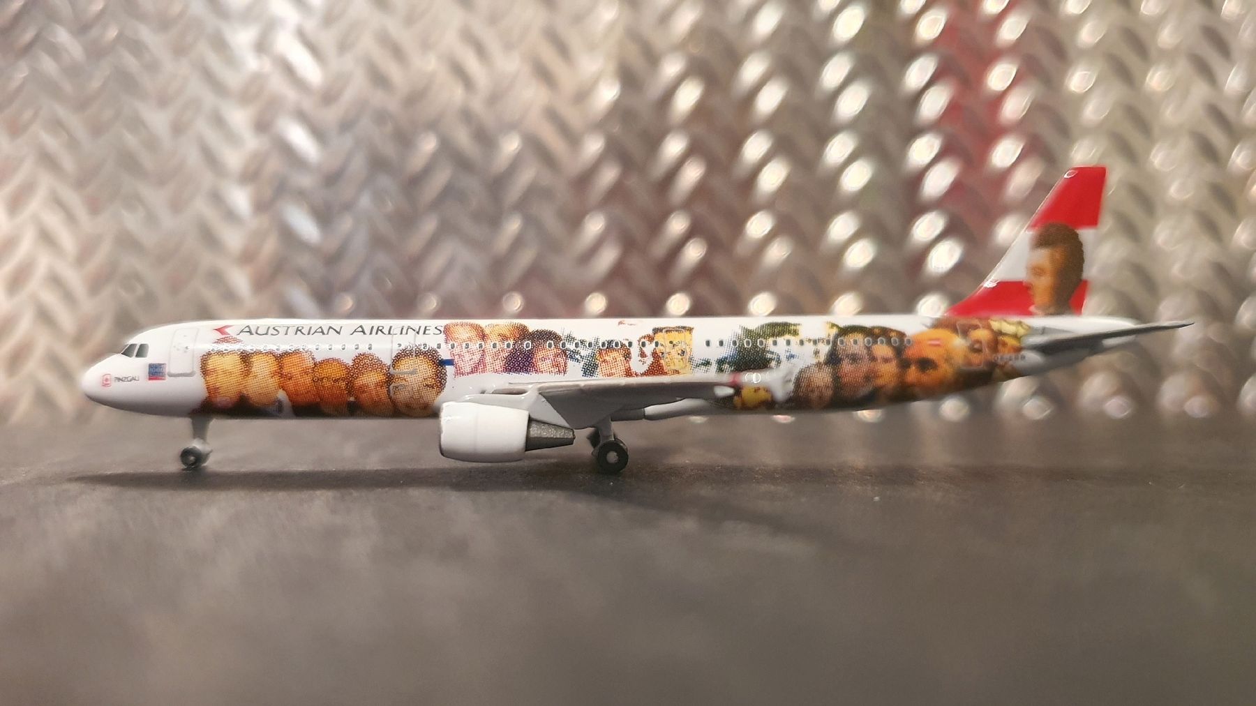 Airbus Kit di modellismo & Modellini statici: AIRBUS A321 AUSTRIAN AIRLINES 1:500 – Usato da Männedorf venduto da Modellbau-wyss