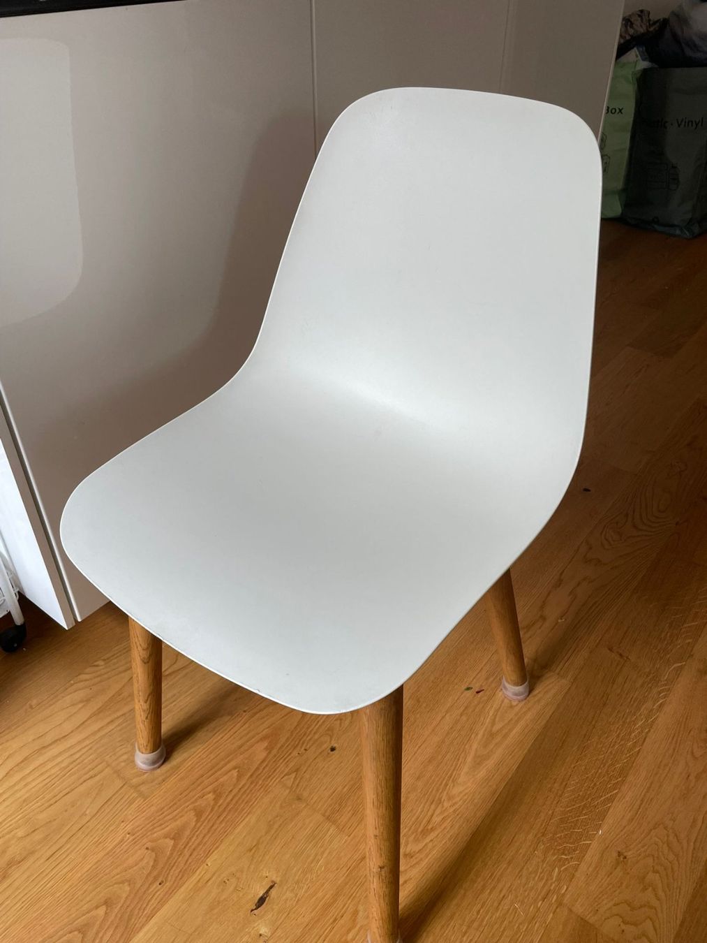 Ikea Set de table et chaises: White oval dinning table with 6 matching chairs. – D'occasion à Luzern par kim_my9c 3