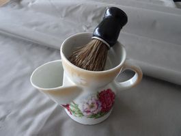 antike Rasiertasse mit Pinsel