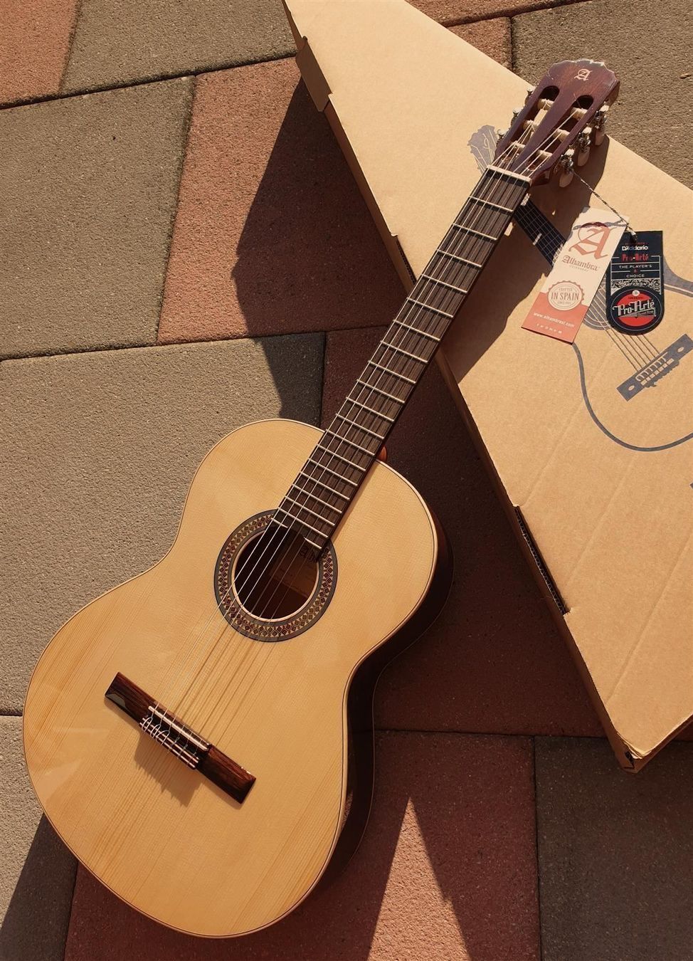 Alhambra Strumenti musicali: Klassische Gitarre Alhambra 4/4-tel, 2CA – Nuovo (secondo la descrizione) da Wöschnau venduto da Musikhaus-Luethy5012