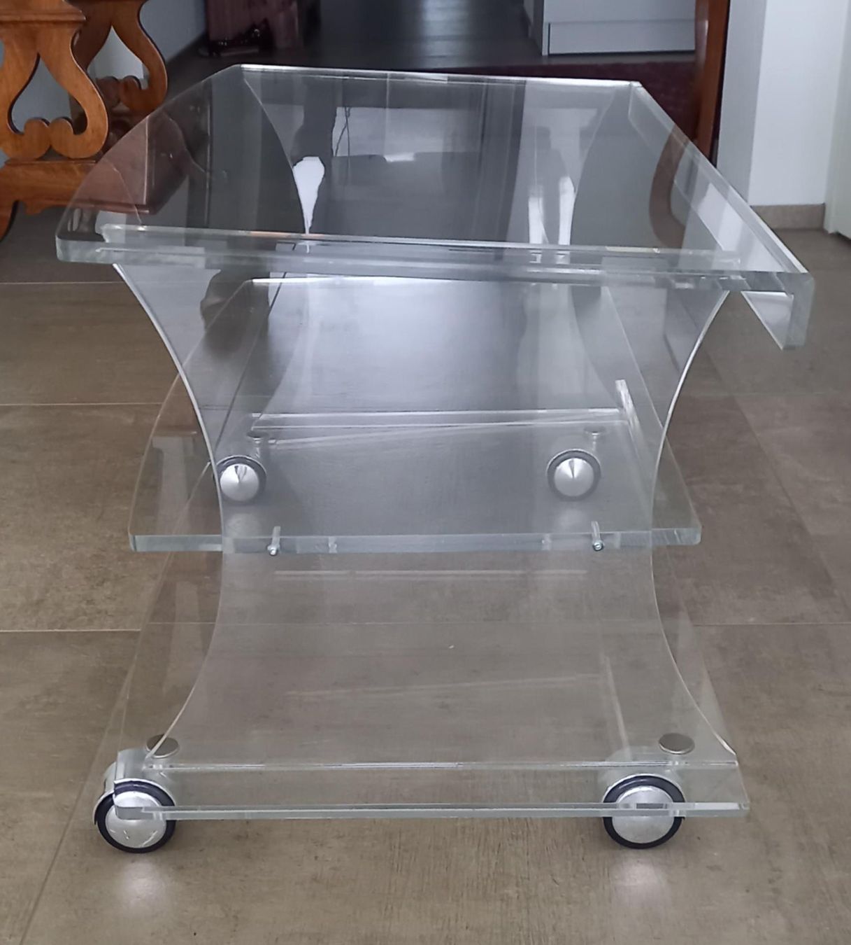 Mobili TV: TV-Möbel aus Acryl mit Rollen – Usato da Seewen SZ venduto da emi_6y6l 3