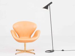 Louis Poulsen Stehleuchte AJ von Arne Jacobsen in Schwarz