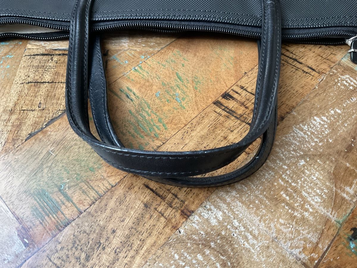 Lacoste Taschen für Damen: Lacoste klassische kleine schwarze Handtasche – Gebraucht aus Bachenbülach von Sybeco 6