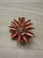 Lachsfarbene Blumenbrosche