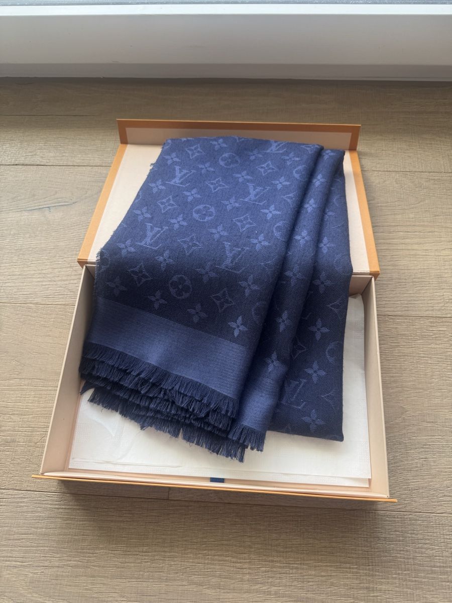 Louis Vuitton Foulard & Sciarpe: Louis Vuitton Navy Monogram Scarf + Box -Excellent Conditio – Usato da Meilen venduto da vic_9wmf 1