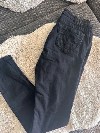 Zwei Jeans von True Religion schwarz / blau Gr 27