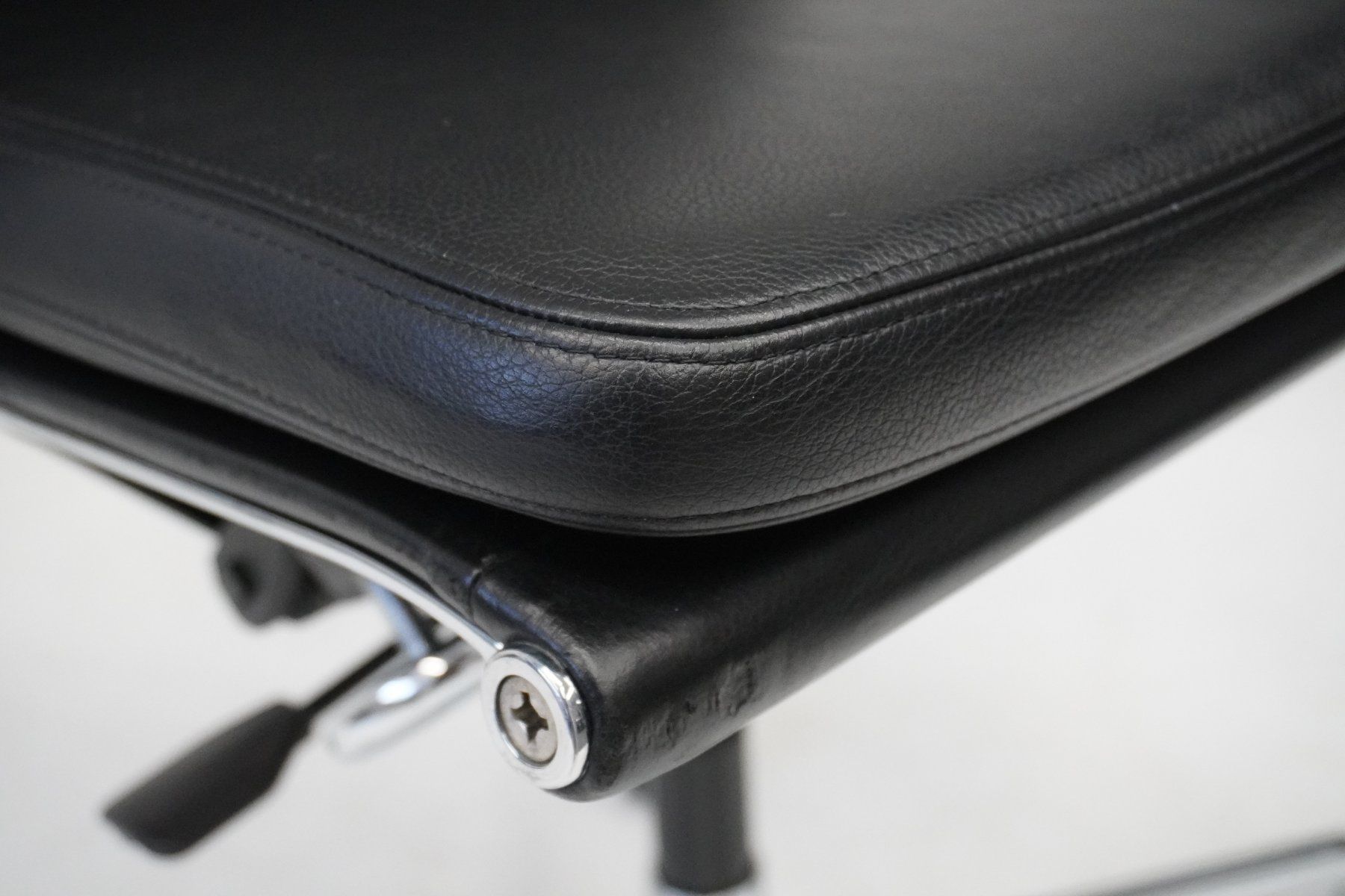 Vitra Sedie: Designklassiker Vitra Eames Soft Pad EA219 Leder schwarz – Usato da Bad Zurzach venduto da QLASSIQ 8