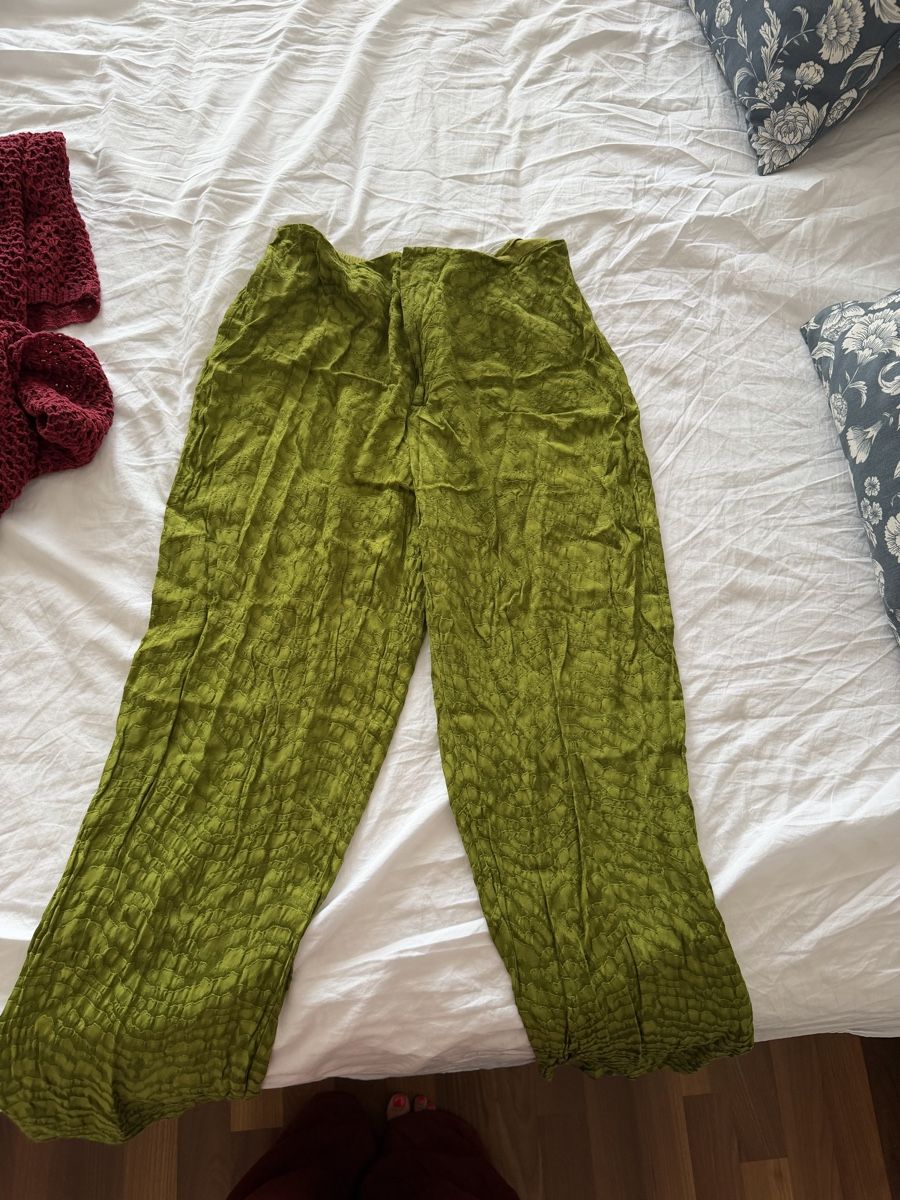 H&M Pantaloni: Pantalon vert texturé taille M – Usato da Zürich venduto da liiinnnddaa 1