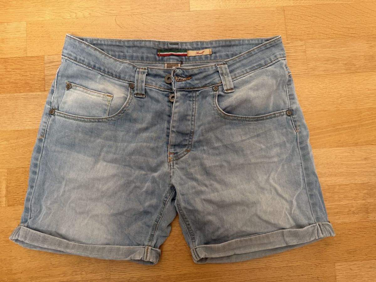 Please Jeans Pantaloni: Leichte Jeans Shorts von Please Gr. S – Usato da Münchenstein venduto da Ladypink7