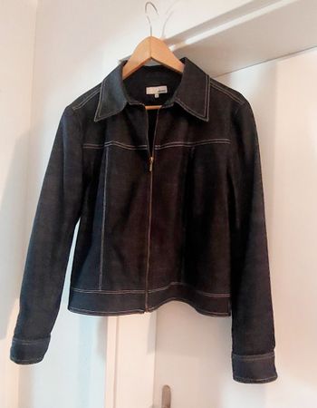 Schwarze Jacke im Jeansstil