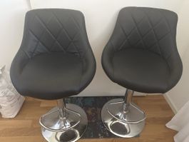 2 Barhocker (höhenverstellbar)