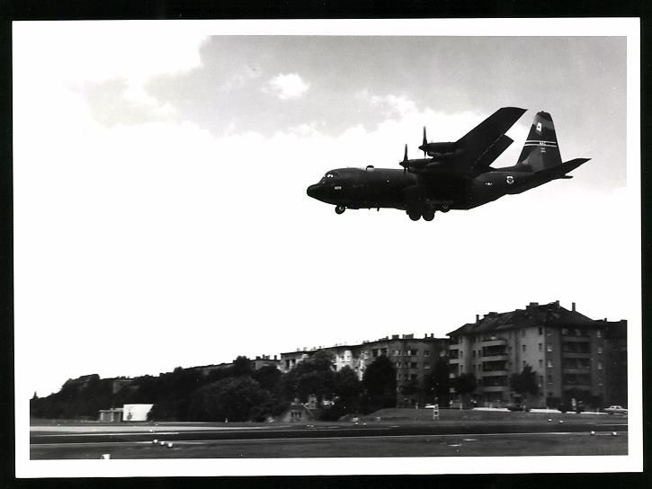 Fotografie & Manifesti: Fotografie Ansicht Berlin-Tempelhof, Flu – Usato da Berlin venduto da bartko-reher