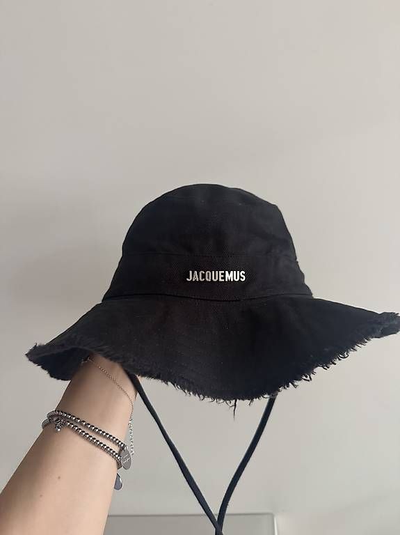 Jacquemus Copricapi, berretti & cappellini: Cappello Jacquemus nuovo – Nuovo (secondo la descrizione) da Breganzona venduto da Swonder