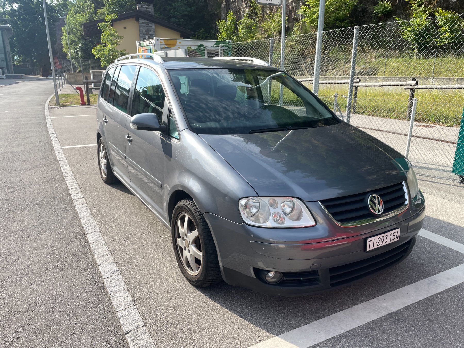 VW Autos: VW Touran 2.0 FSI – D'occasion à Losone par nat_c82b