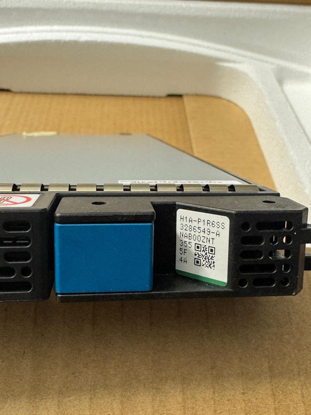 Hitachi Harddisks: Hitachi 1,6-TB-Flash-Module-Drive – Neu und originalverpackt aus Spreitenbach von J.S1 1