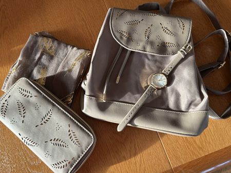 NEU! Rucksäckli mit Portemonnaie, Halstuch und Armbanduhr