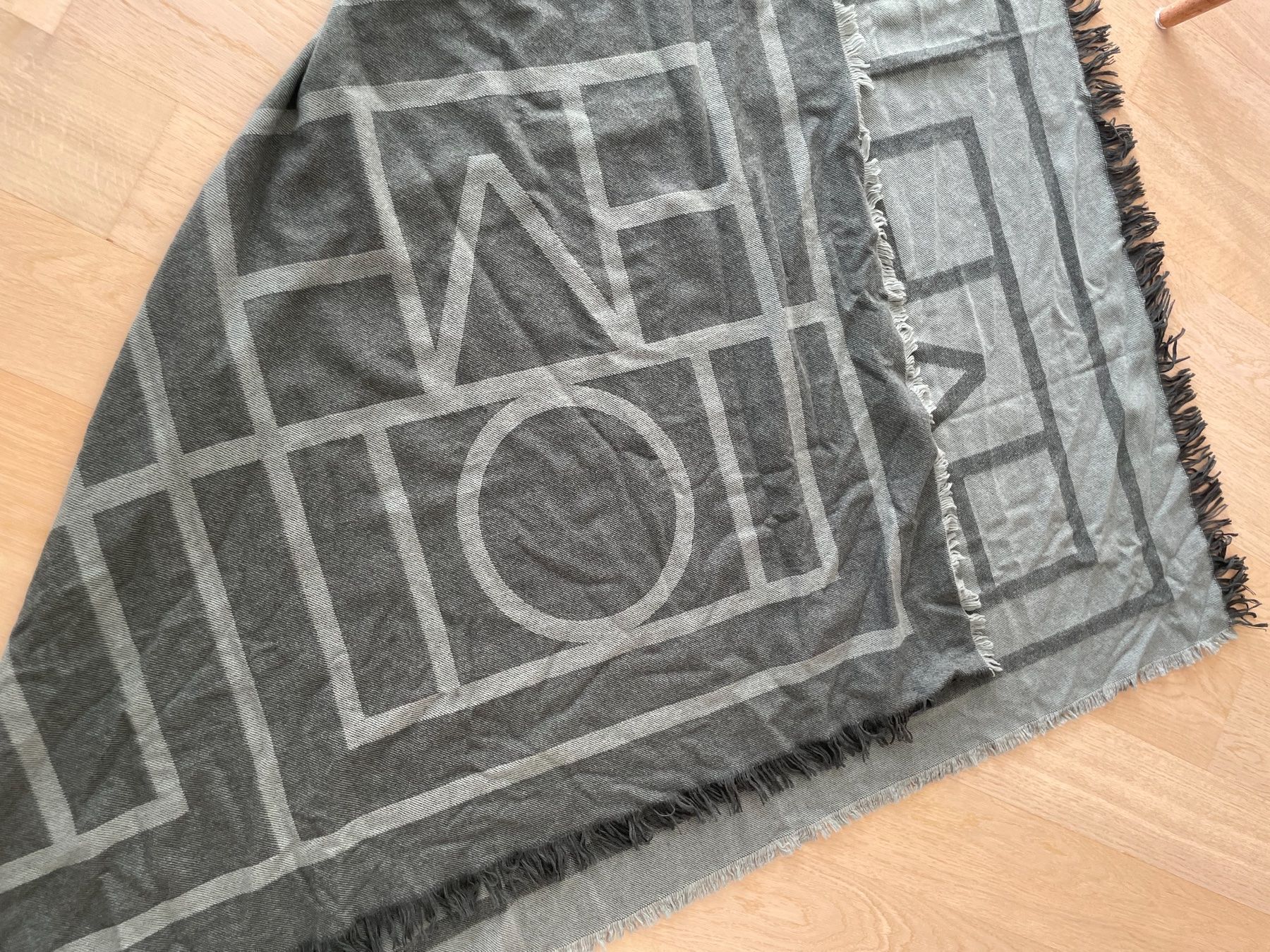 Foulard & Sciarpe: TOTÉME Scarf – Nuovo e nell'imballaggio originale da Zürich venduto da erica72 1