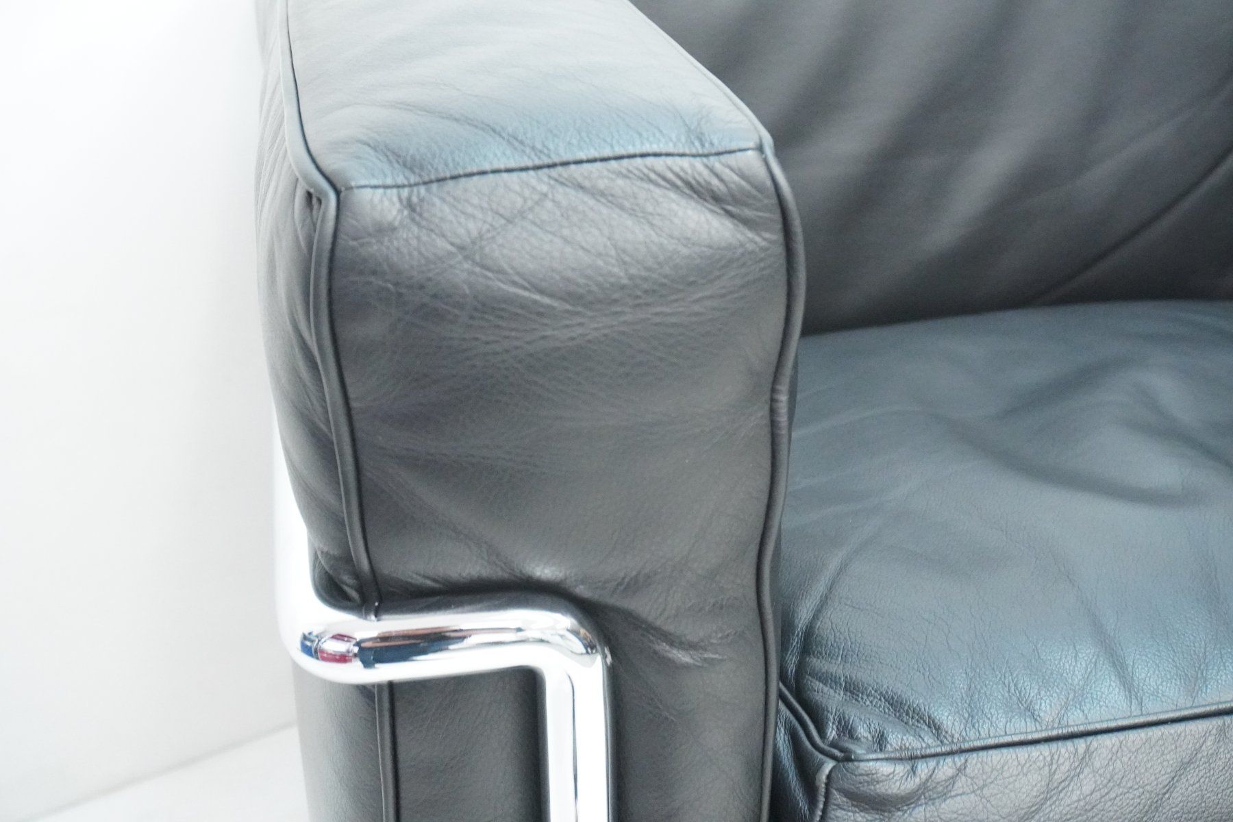 Cassina Sofas: Cassina LC2 2er Sofa Le Corbusier Leder schwarz – Gebraucht aus Bad Zurzach von QLASSIQ 7