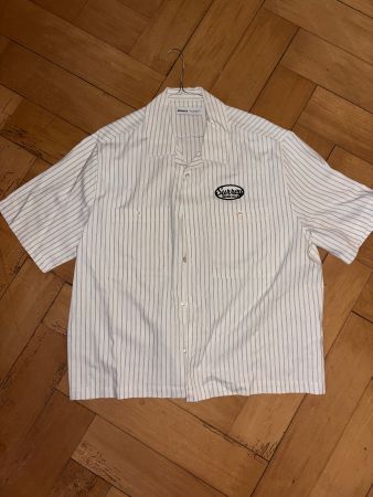 Bershka Kurzarmhemd Weiss gestreift mit Patch