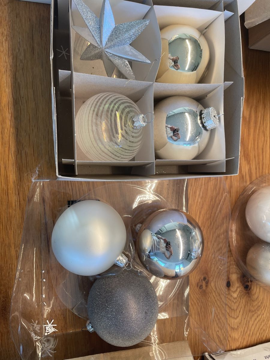 Alle Dekorationen: Weihnachtskugeln weiss, grau, Silber, Gold – Gebraucht aus Niederbüren von poschti 5
