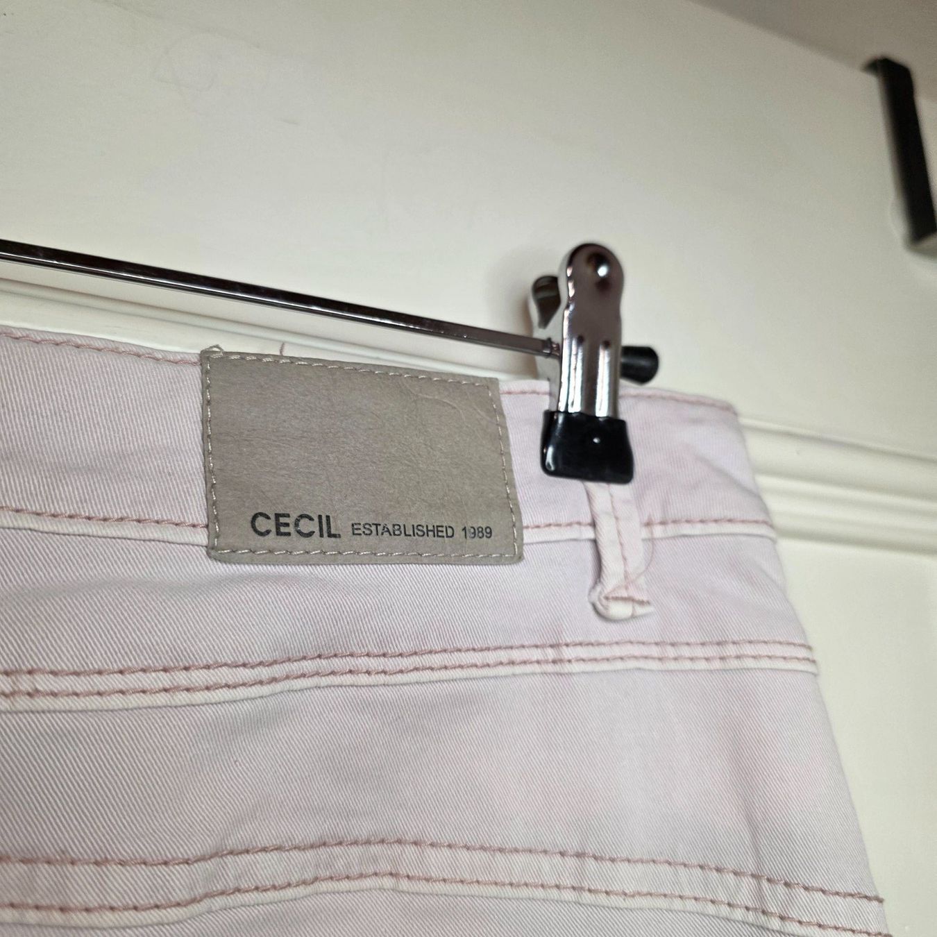 Cecil Pantaloni: Hellrosa Jeans von Cecil – klassischer Schnitt – Usato da Wald ZH venduto da CapLux 4