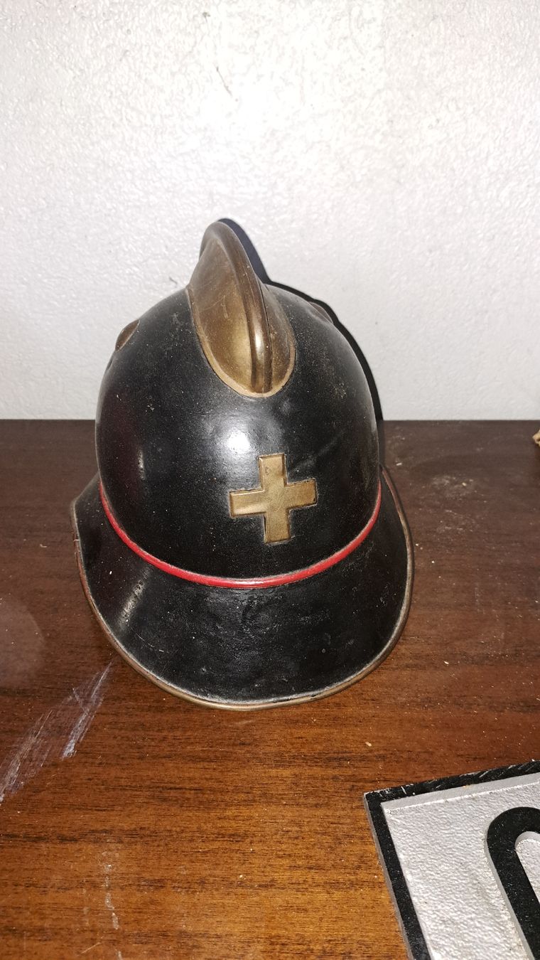 Pompieri: 2 Helme Feueewehr 1 Uniform Mütze – Usato da Kölliken venduto da Upcycling-by-Mc-TAM