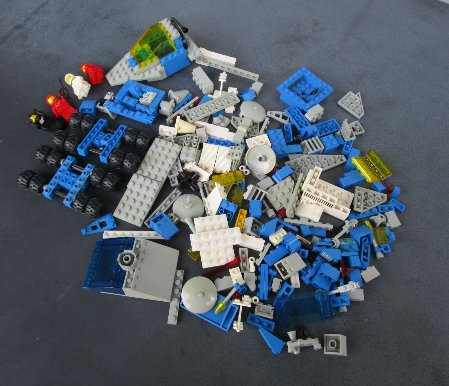 Lego Kit di costruzioni: LEGO Mond / Space Sets mit 4x Platten – Usato da Rapperswil SG venduto da Ralphy 7