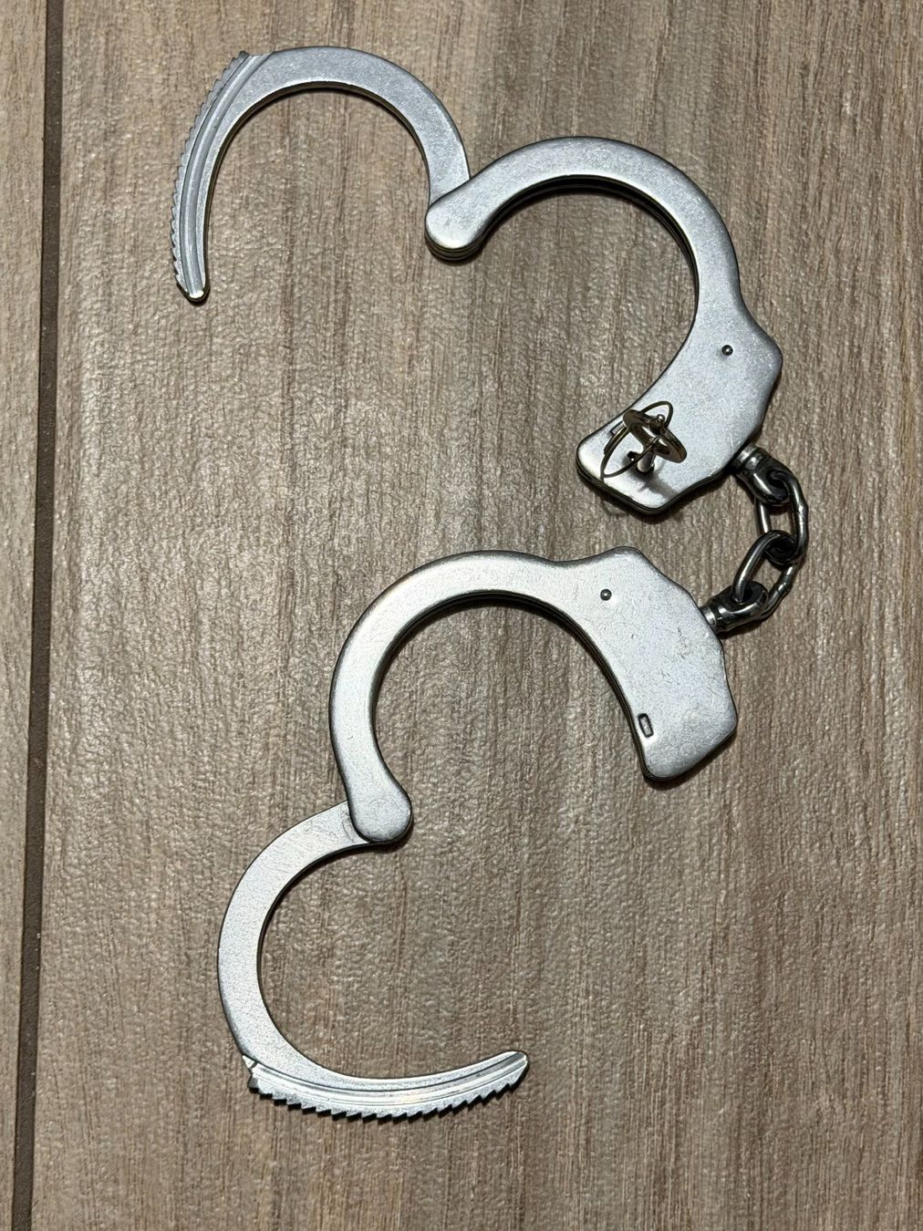Autres événements d'entreprise et fêtes: Metall-Handschellen mit Kettenverbindung und Schlüssel – D'occasion à Liestal par ElektraG 1
