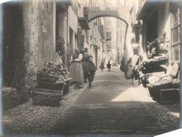 Locarno (TI) – Vicolo con botteghe e bancarelle