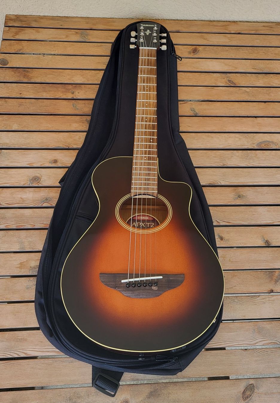 Yamaha Strumenti musicali: Yamaha APXT2 kompakte Akustik-E-Gitarre mit Tasche & Gurt – Usato da Gattikon venduto da boriskhv 2