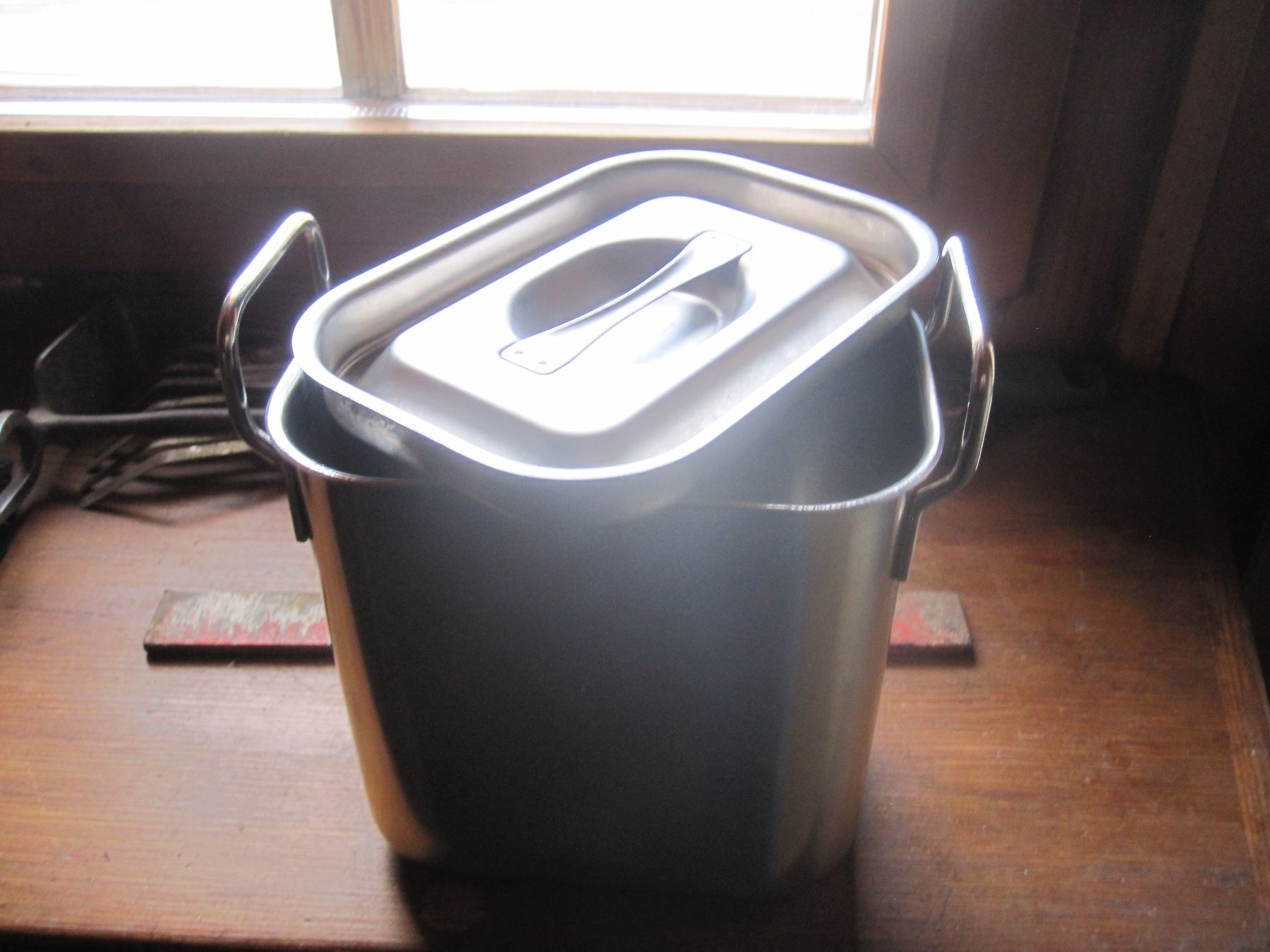 Cucine complete: Bac inox avec couvercle – Usato da Ravoire venduto da feylet