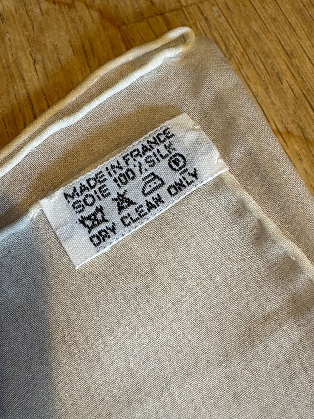 Hermès Foulards, Tücher & Schals: Vintage Hermès Paris "Les Capucines" Silk Scarf – Gebraucht aus Grund b. Gstaad von ReLuxe 5