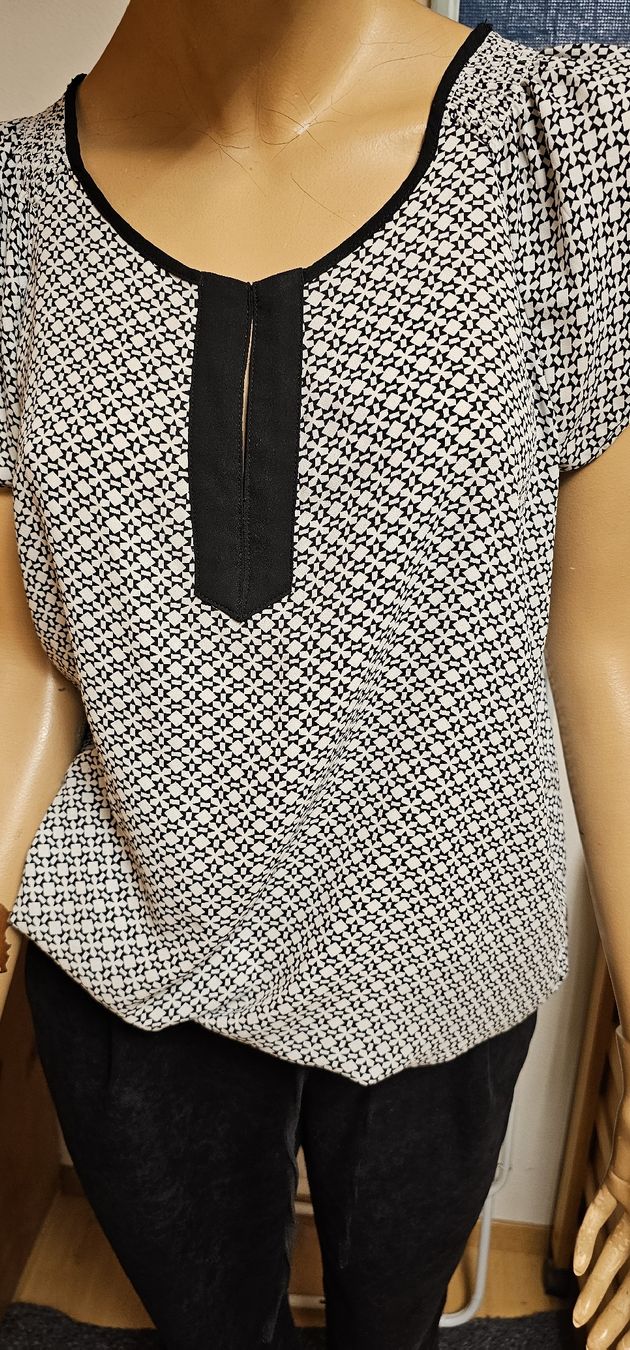 Lotti di vestiti: Hose in dunkelblau Bundweite 46 cm, Bluse und Pulli gr.M – Usato da Ferden venduto da jemyce 1