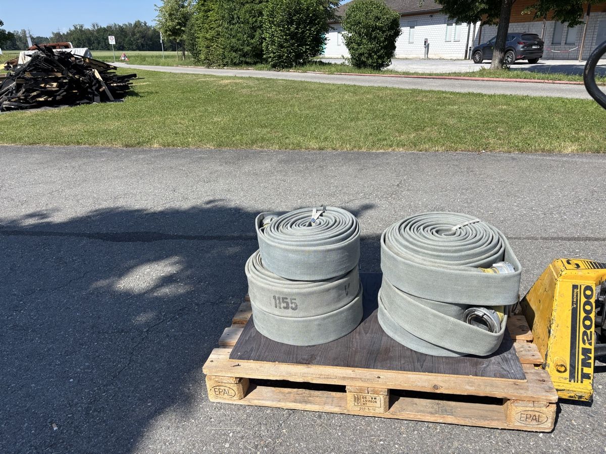 Tuyaux & tubes: Feuerwehrschläuche – D'occasion à Pfäffikon ZH par wavto