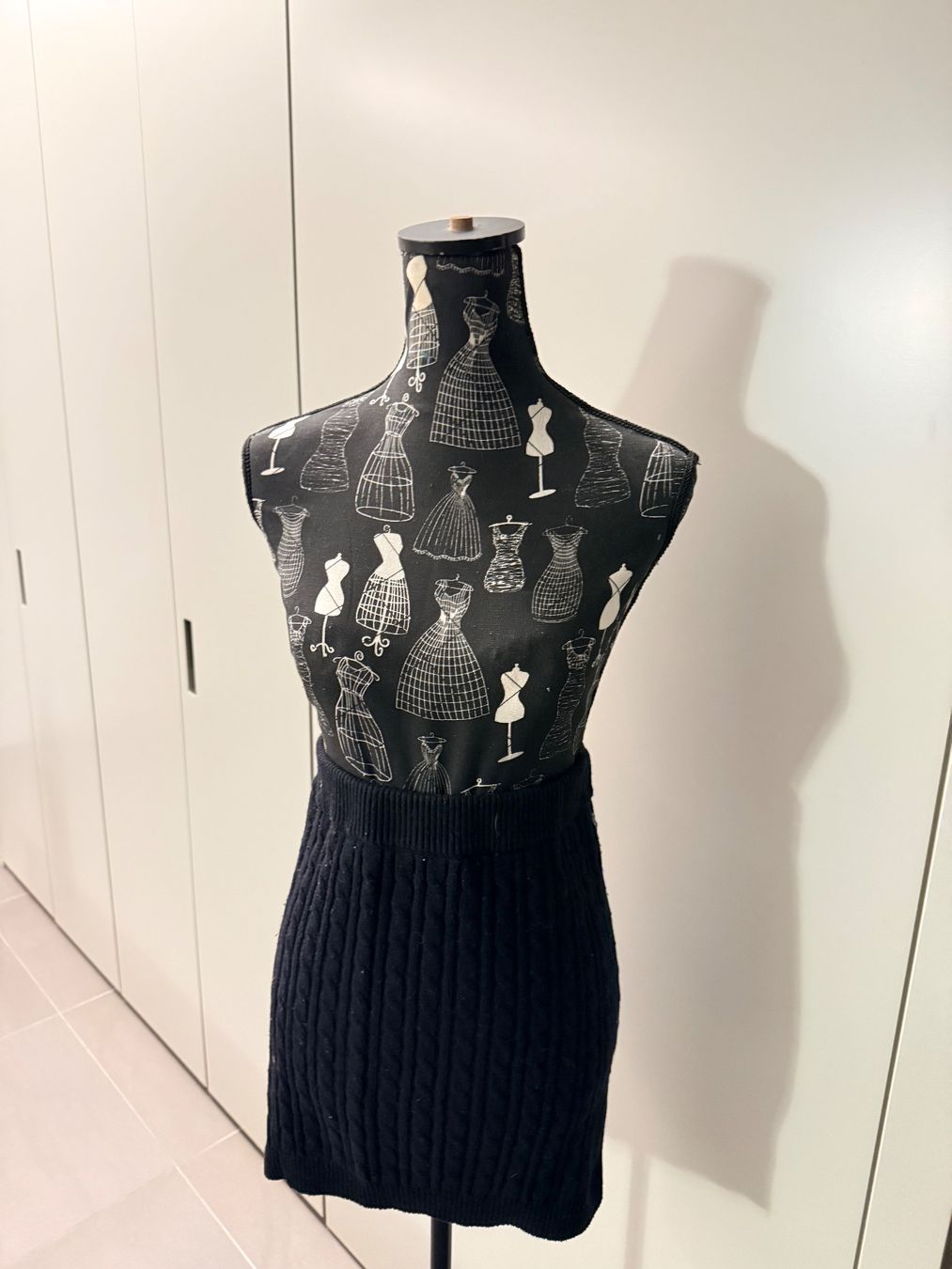 Guess Gonne: Guess Strickrock, Minirock, Gr. S, Schwarz – Usato da Wollerau venduto da falkenauge444