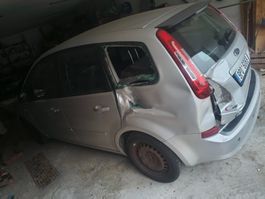 Verunfallte Ford C-max mit Tschechische Kennzeichnen