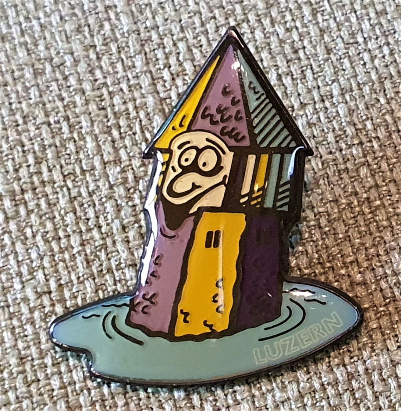 Placchette & Badge: D246 - Pin Luzern Wasserturm Switzerland – Usato da Reinach BL venduto da Boston-Verkauf