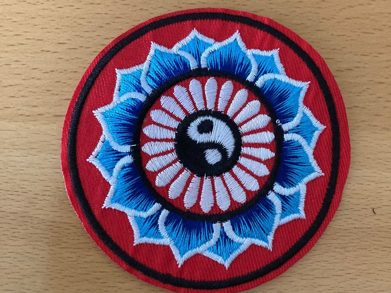 Toppe: Lotus Blume Yin Yang Patch Aufnäher Sticker – Nuovo (secondo la descrizione) da Horn venduto da abutre72