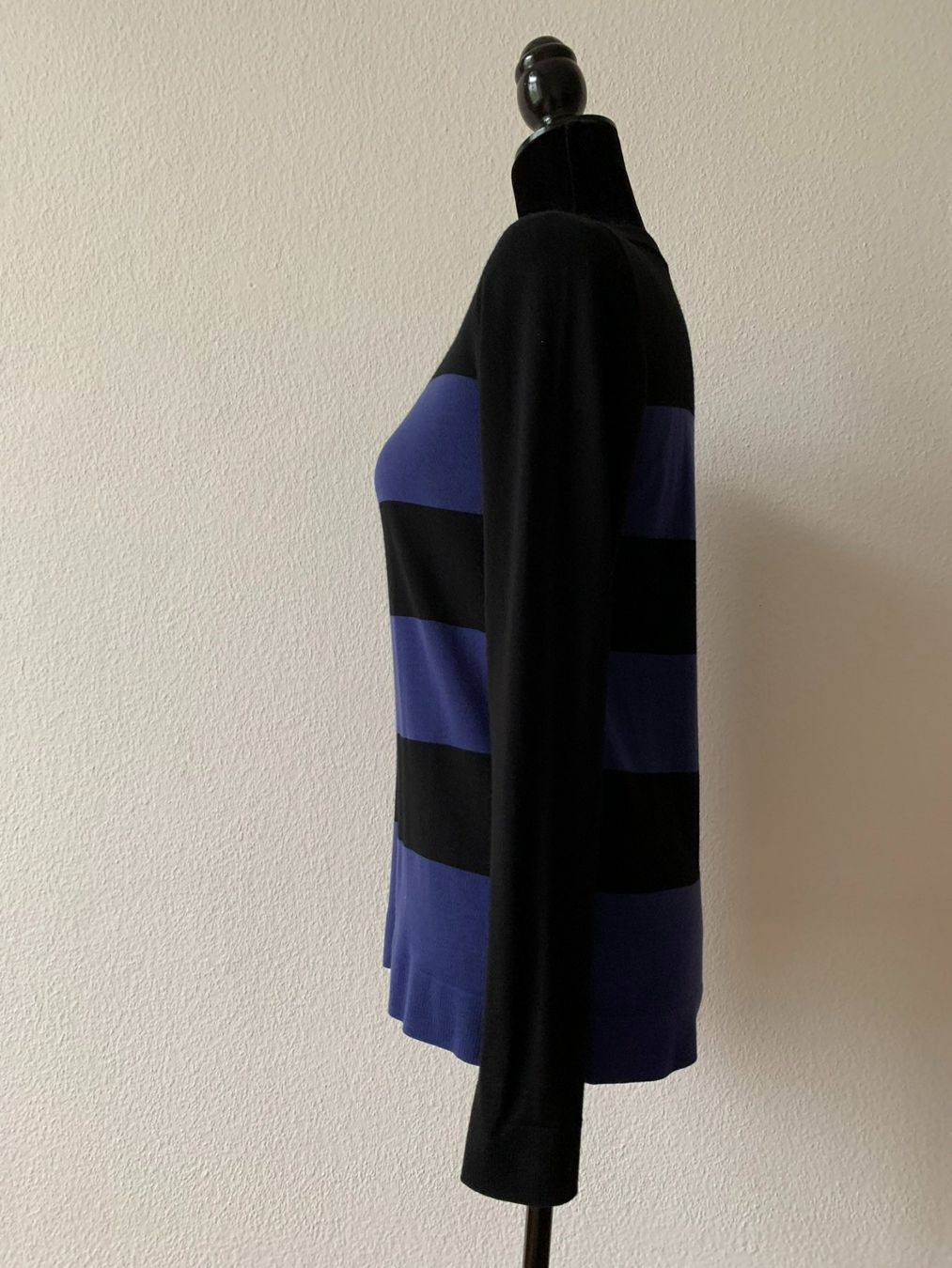Akris Maglioni & Felpe: AKRIS: Edler schwarz/blau gestreifter Pullover, 38 – Nuovo (secondo la descrizione) da Luzern venduto da paulablue 4