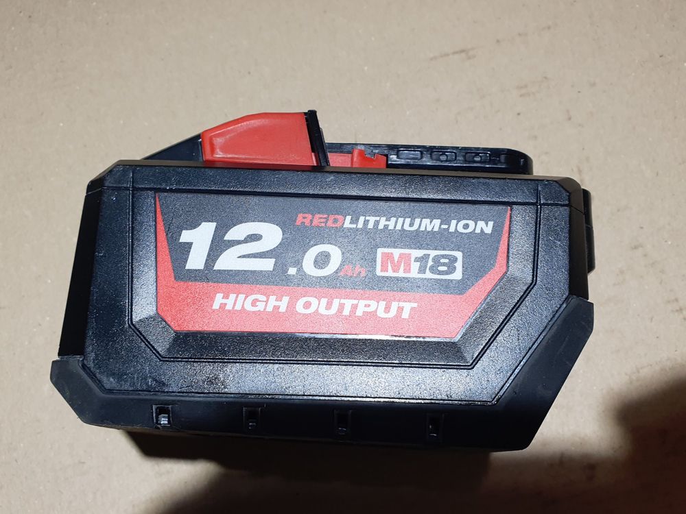 Milwaukee Akku 18V 12 Ah Unter Defekt (Defekt) in Reutigen für CHF 30 ...
