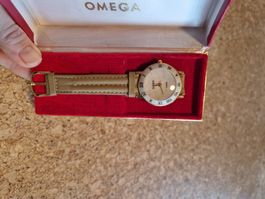 Elegante Damenuhr mit Lederarmband in Box