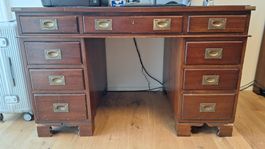 Bürotisch aus massivem Holz
