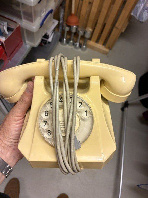 Swisscom Telefone: Telefon mit Drehscheibe beige – Gebraucht aus Zollikon von Zollikonoffice