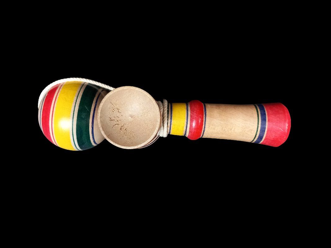 Spielzeuge: Traditionelles Kendama aus Holz – Gebraucht aus Hünenberg von Restwert_Zug 3
