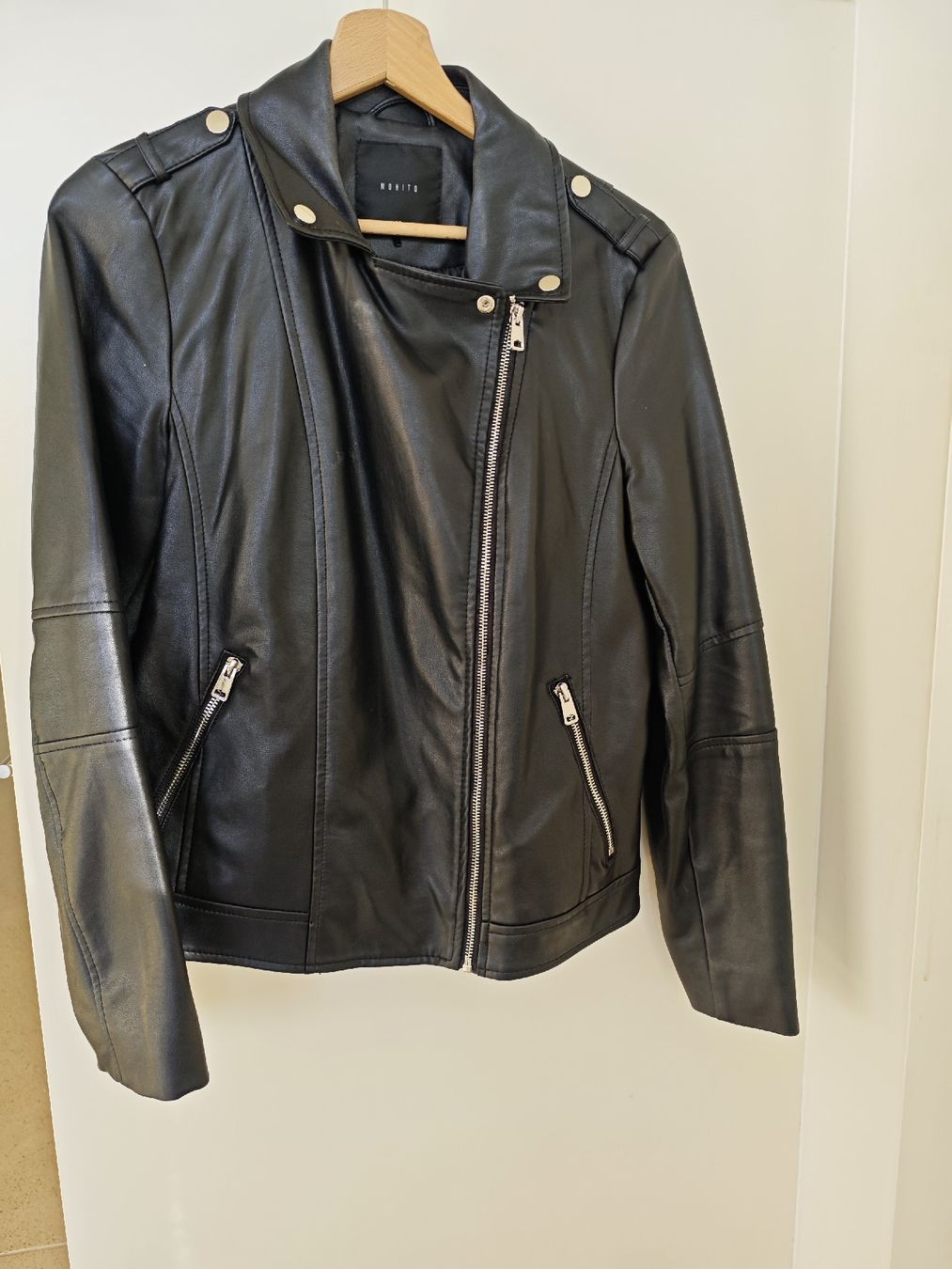 Giacche: Stylish Black Leather Jacket Mohito Gr. 40 – Nuovo (secondo la descrizione) da Zürich venduto da alu_dzr7 1