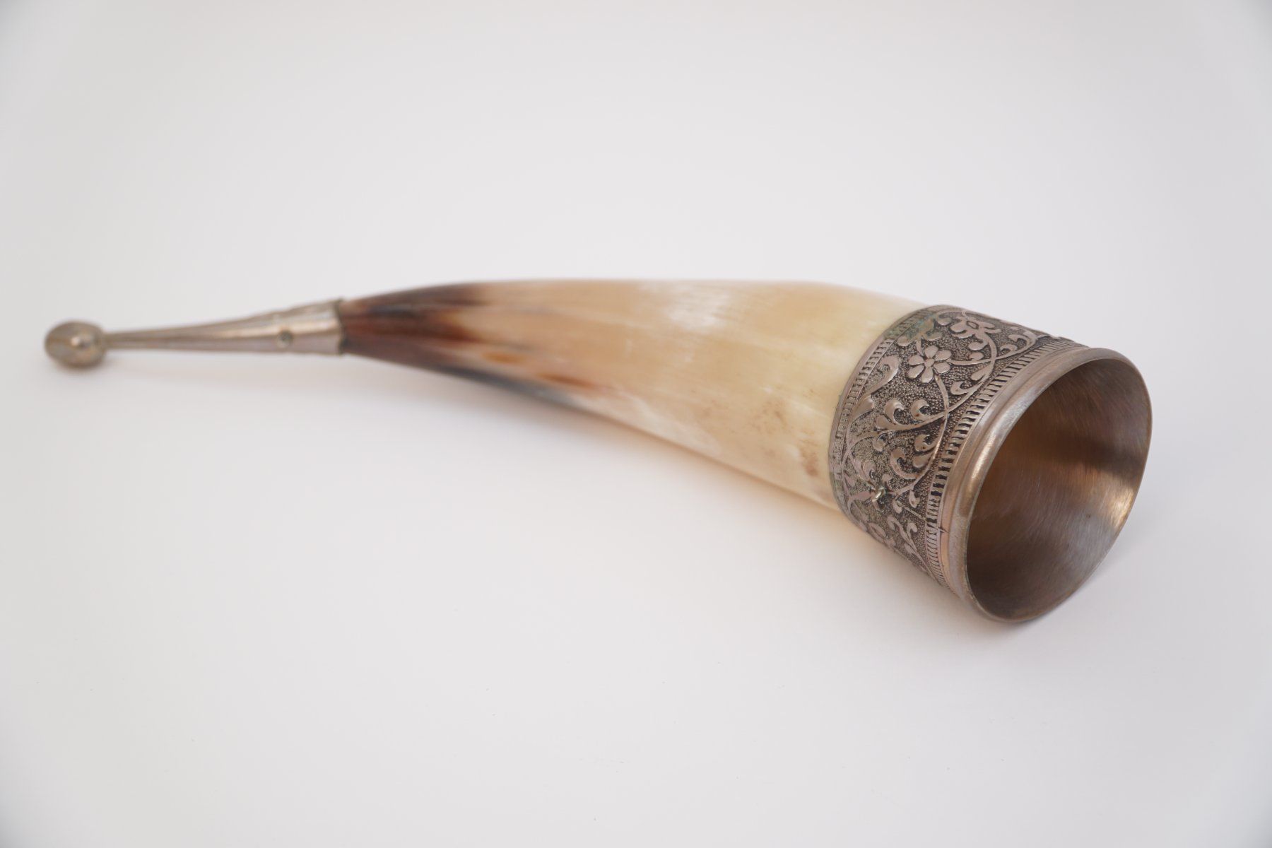 Tutte le decorazioni: Corne à boire décorative argentée, style médiéval – Usato da Bogis-Bossey venduto da VNT-GE.ch