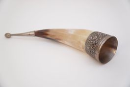 Corne à boire décorative argentée, style médiéval